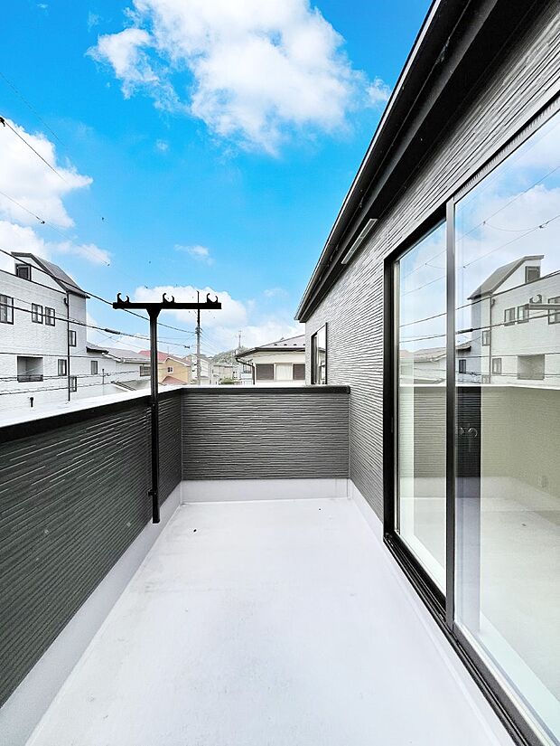 【バルコニー】~Balcony~ 南向きのバルコニーの前には雲以外に太陽を遮るものがありません。お洗濯物も乾きやすく、何より明るく気持ちのいい光が入ってきます。使いやすく開放的なバルコニーです♪