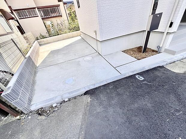 【駐車場】駐車2台可能!急なお客様の駐車に。また、ご家族の自転車スペースとしても大活躍。