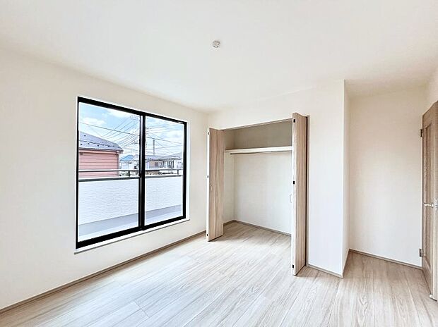 【寝室】~Bed Room~ 全居室には収納クローゼットを完備!普段使いのお洋服や小物はもちろん、季節物のお洋服などもしっかりと整理整頓おしまい頂けます。 居室空間を広く使用できますね。