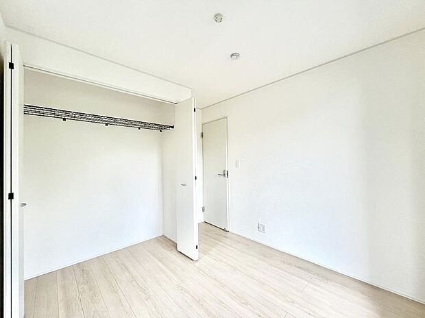 【寝室】~Bed Room~ 全居室には収納クローゼットを完備!普段使いのお洋服や小物はもちろん、季節物のお洋服などもしっかりと整理整頓おしまい頂けます。 居室空間を広く使用できますね。