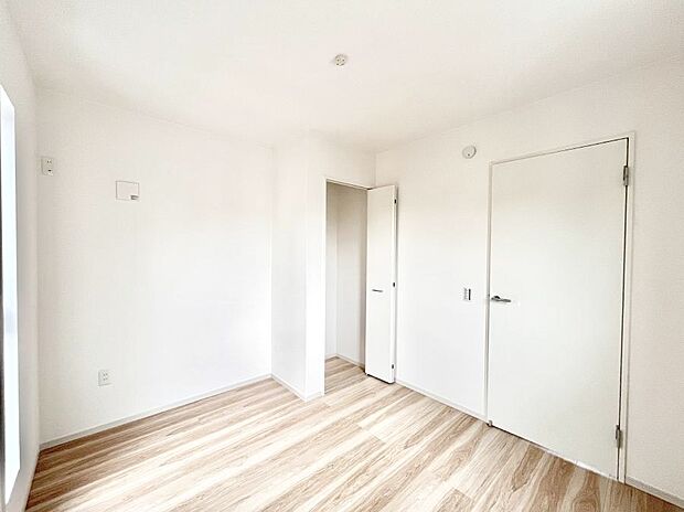 【寝室】◆1号棟◆~Bed Room~ 全居室には収納クローゼットを完備!普段使いのお洋服や小物はもちろん、季節物のお洋服などもしっかりと整理整頓おしまい頂けます。 居室空間を広く使用できますね。