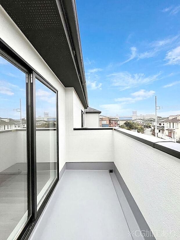 【バルコニー】◆1号棟◆~Balcony~ 大きな空に囲まれた気持ちのいい家。バルコニーを覗くだけで圧倒的な開放感に包まれます。バルコニーは陽がさしこみお布団や洗濯物を気持ちよく干すことができます。
