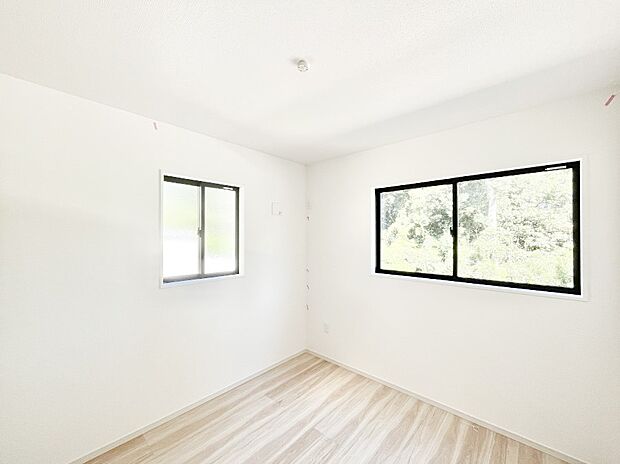 【寝室】~Bed Room~ 2面採光を確保した明るい室内は、風通しも良く、大変居心地の良い空間となっております。爽やかな風を感じて起きる朝は、快適生活の始まりに!日当たりや通風がとても良い住まい♪