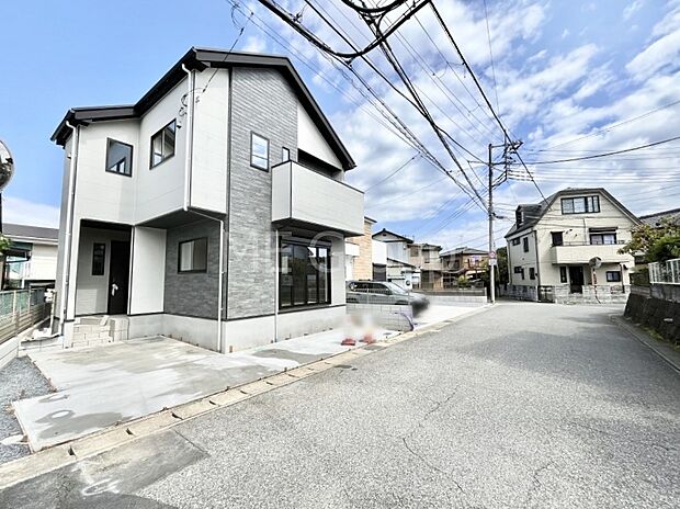 【前面道路含む現地写真】～Exterior～　前面道路は閑静な住宅地をはしる車通りの少ない道路。駐車の出し入れもらくらくです！ご不明点・現地見学のご希望は、お気軽にお問い合わせください！