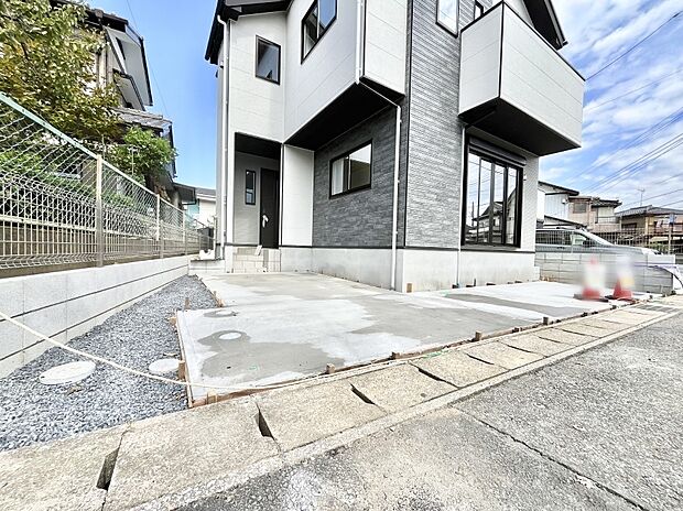 【駐車場】～Parking～　駐車場２台置けます！(車種による)自転車置き場や物置場として、お子様の遊ぶスペースとして、ゆとりある敷地だからこそ可能な多用途にご利用いただけるスペースです。