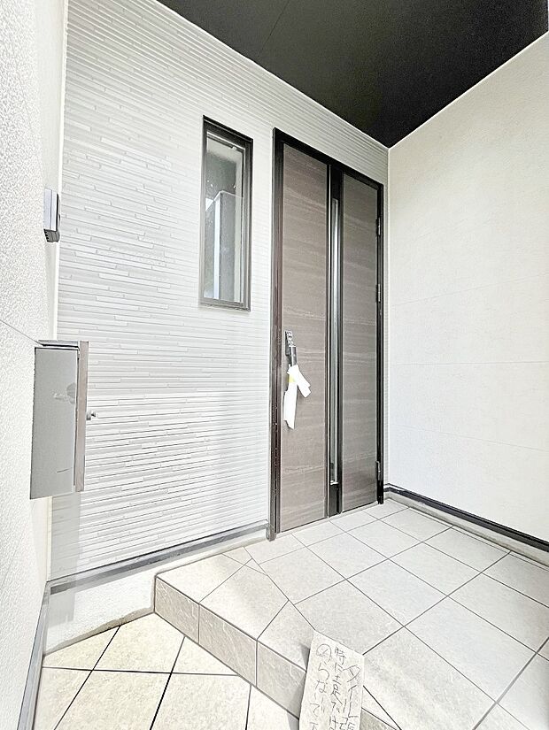 【玄関】玄関前は雨が降っても濡れにくい屋根付き