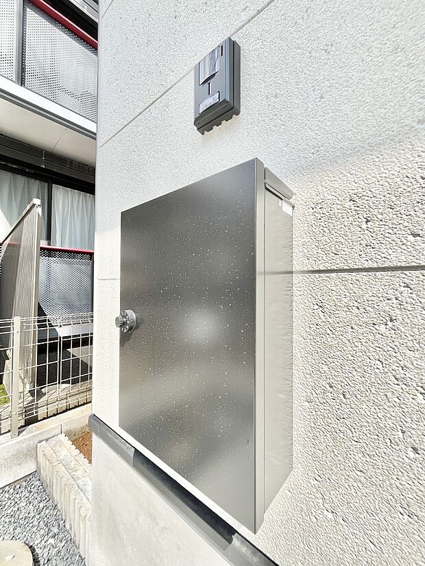 【その他現地】シンプルデザインのポスト。