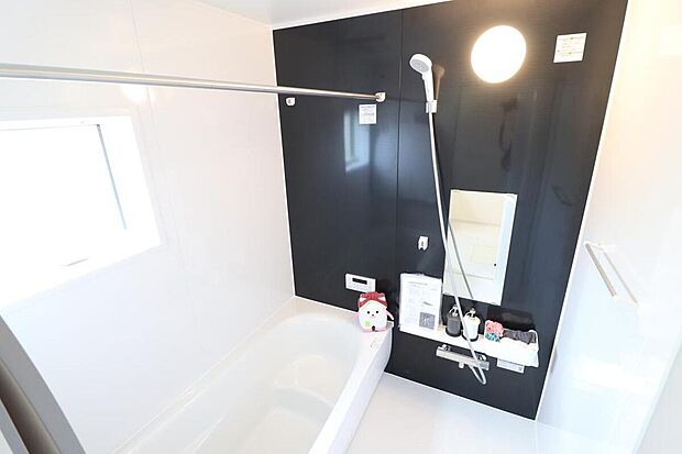 ☆System　Bath☆
半身浴も楽しめる一坪タイプの浴室は、防カビ仕様となっており、お掃除も楽々です。浴室乾燥機を完備し雨の日のお洗濯も安心です。