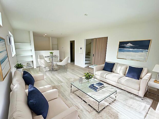 ☆物件の陽当りや通風・仕様設備やお部屋の大きさの比較、近隣・周辺環境や街並みなど、資料には掲載していない情報が現地にはたくさんあります。ぜひ、建物だけでなく周辺環境もご確認ください!(家具はCGです)