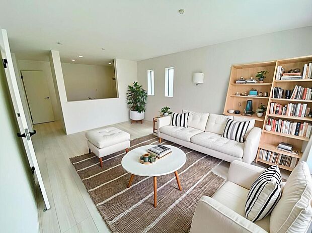 ☆Living Room☆
会話が弾むリビング、料理が愉しくなるキッチン。家は、ただ生活する場ではなく、暮らしを愉しく、快適にする場所。(家具はCGです)