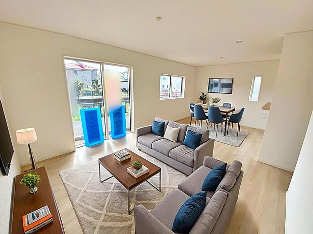 リビング☆物件の陽当りや通風・仕様設備やお部屋の大きさの比較、近隣・周辺環境や街並みなど、資料には掲載していない情報が現地にはたくさんあります。ぜひ、建物だけでなく周辺環境もご確(家具はCGです)