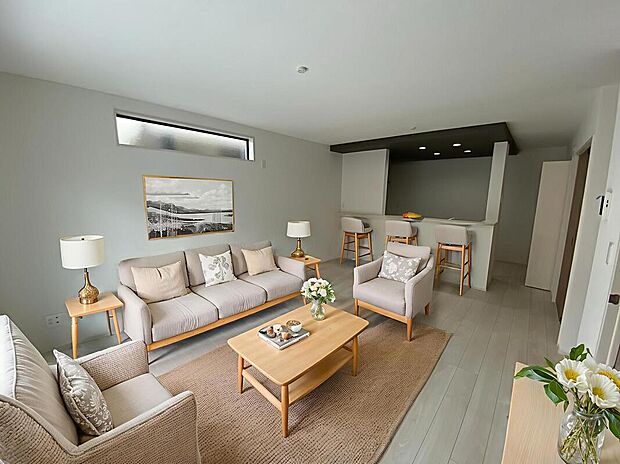 ☆Living Room☆
お子さまは、ご飯の支度を頑張っているご家族の姿が見えると安心。手伝いたいという気持ちになるなど、お手伝いの習慣も育ちやすいですよ♪(家具はCGです)