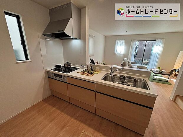 ☆System Kitchen☆
作業スペースを大きくとったキッチン。夫婦そろってキッチンに立っても調理がしやすくゆとりある広さ。食器類もすっきりと片付く収納力が期待できます。