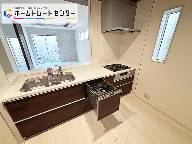 ☆System　Kitchen☆
作業スペースを多くとったキッチン。夫婦そろってキッチンに立っても調理がしやすくゆとりある広さ。食器類もすっきりと片付く収納力が期待できます。