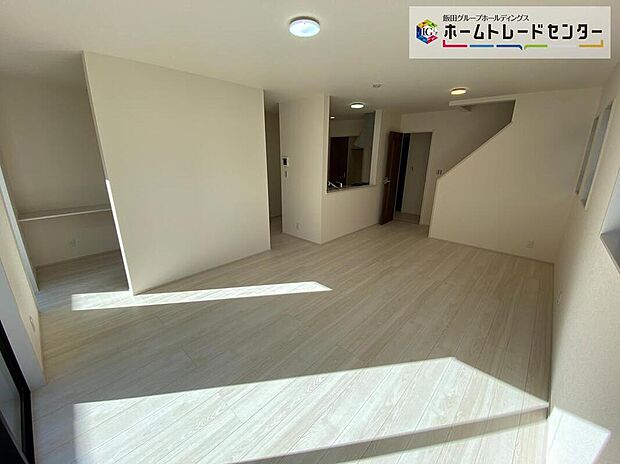 思い思いの過ごし方をする。理想のリビングともいえる空間を実現するには、家族が自然に集まる演出や、適度な距離感を保てる空間の広さも必要ですね。