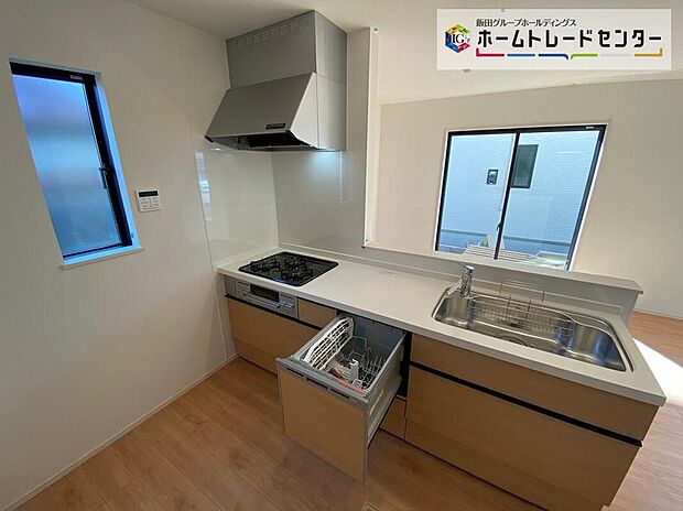 ☆System　Kitchen☆
作業スペースを大きくとったキッチン。夫婦そろってキッチンに立っても調理がしやすくゆとりある広さ。食器類もすっきりと片付く収納力が期待できます。