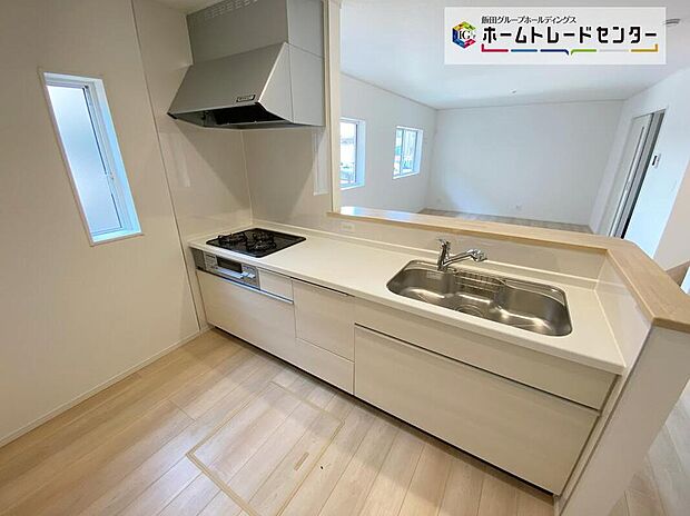 ☆System　Kitchen☆
作業スペースを大きくとったキッチン。夫婦そろってキッチンに立っても調理がしやすくゆとりある広さ。食器類もすっきりと片付く収納力が期待できます。