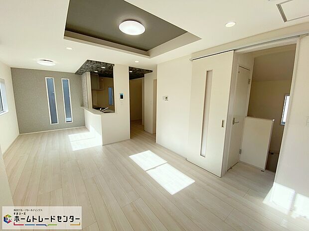 ☆Living　Room☆
窓から陽光が降り注ぐリビング・ダイニング・キッチン。家族が集うにふさわしい、ゆとりある空間です♪
