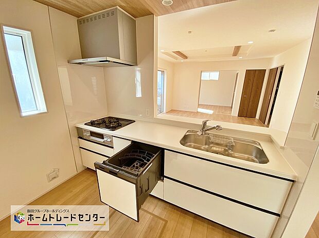 ☆System　Kitchen☆
作業スペースを多くとったキッチン。夫婦そろってキッチンに立っても調理がしやすくゆとりある広さ。食器類もすっきりと片付く収納力が期待できます。家事をしながら会話も弾みま