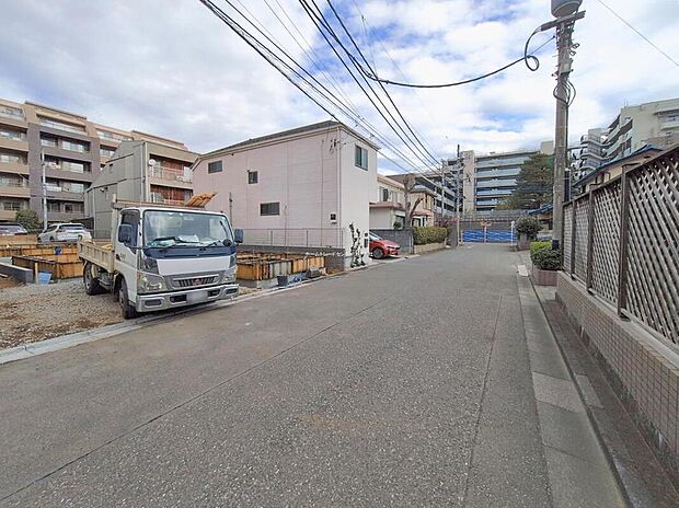 【前面道路含む現地写真】
前面道路は車通りが少ないため、小さなお子様にも安心の住環境♪スーパー、コンビニ、ドラッグストアまで徒歩7分圏内なので、毎日の生活にも便利な立地です。