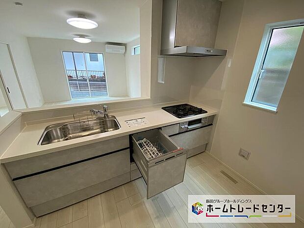 ☆System　Kitchen☆
作業スペースを多くとったキッチン。夫婦そろってキッチンに立っても調理がしやすくゆとりある広さ。食器類もすっきりと片付く収納力が期待できます。