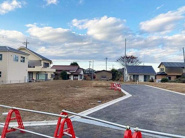 前面道路の幅員も充分にございますので、プライベートにも配慮されたお住まいとなっております。ゆとりの広さは魅力的です!お問い合わせお待ちしております☆