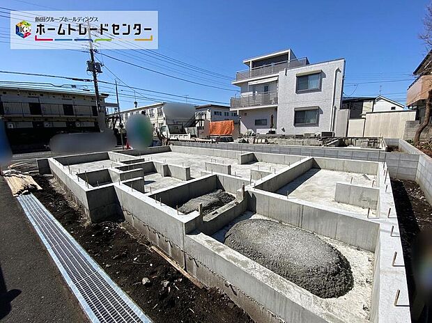 明るい陽光が注ぐ心地よい東南向きの邸宅！商業施設が近い他、最寄り駅まで徒歩10分と電車での通勤・通学をするご家族も暮らしやすい環境です♪♪