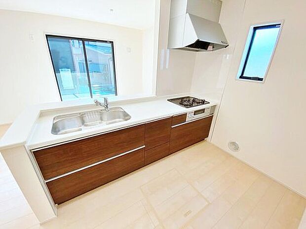 ☆System Kitchen☆
いつもご家族と一緒に過ごせるのが対面キッチンの魅力!今日の出来事を話しながら、一緒にお料理をしながら…いつもご家族の笑顔が近くにあります。