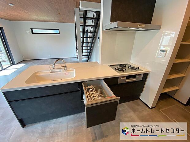 ☆System Kitchen☆
お子さまにとっても、ご飯のしたくを頑張っているご家族の姿が見えると安心♪手伝いたいという気持ちになるなど、お手伝いの習慣も育ちやすいですね♪