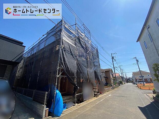 駐車スペースは車種により2台分！
セカンドカーをお持ちの方、来客時にも便利ですね♪
コンクリート仕上げのカースペースなので、雨の日も足元を気にせず外出できます。