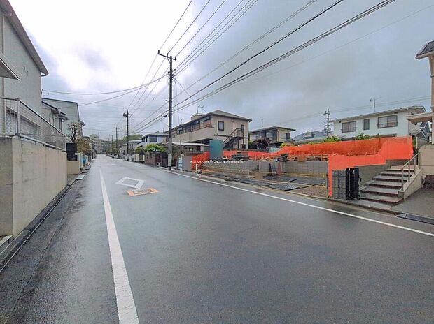 小学校まで徒歩9分♪お子様も無理なく学校へ通える立地です。周囲の交通状況を確認するために、実際に通学路を歩いてみるのもよいですね♪