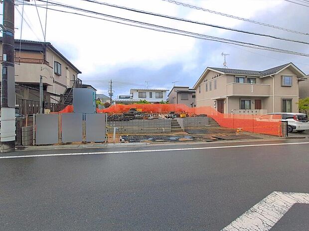 南道路に面しているので日当たり良好♪
子育ても、暮らしも、のびのび安心。教育環境・快適設備・省エネ性能が備わったお住まいです♪