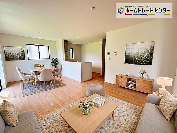 ☆Living Room☆
家族の食事や団らんのほか、子供を遊ばせたり、友人を招いたりするLDKは住まいの中心。長時間過ごす場所だからこそ、大切にしたい場所です!!(家具はCGです)
