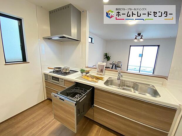 ☆System　Kitchen☆
作業スペースを大きくとったキッチン。夫婦そろってキッチンに立っても調理がしやすくゆとりある広さ。食器類もすっきりと片付く収納力が期待できます。