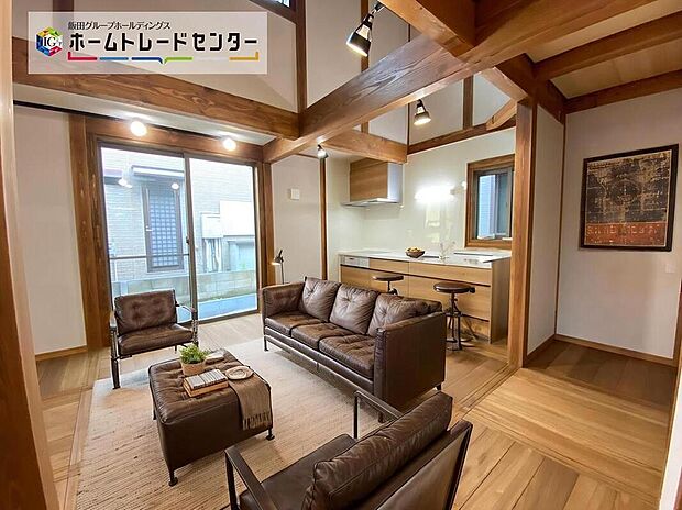 ☆Living　Room☆
木のぬくもりが感じられるナチュラルな雰囲気に仕上がった室内。ふんだんに陽射しが注ぐ明るいリビングには家族が自然と集い笑顔が溢れます。（家具はCGです）