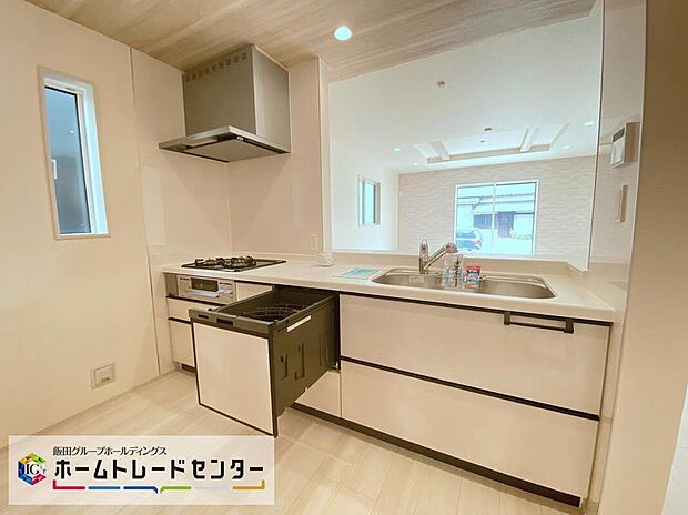 ☆System　Kitchen☆
作業スペースを多くとったキッチン。夫婦そろってキッチンに立っても調理がしやすくゆとりある広さ。食器類もすっきりと片付く収納力が期待できます。