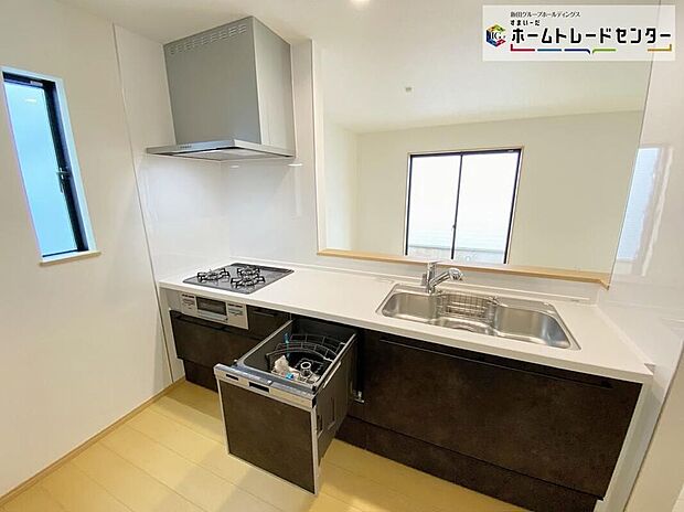 ☆System　Kitchen☆
いつもご家族と一緒に過ごせるのが対面キッチンの魅力！今日の出来事を話しながら、一緒にお料理をしながら…いつもご家族の笑顔が近くにあります。