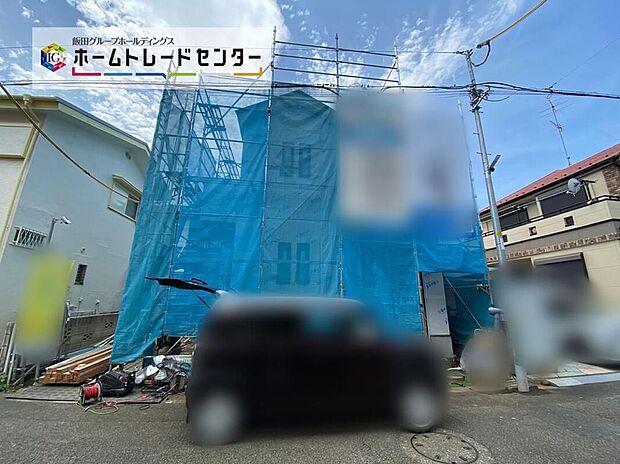 ☆駐車スペースも確保♪嬉しいコンクリート仕上げのカースペース。雨の日も足元を気にせず外出できます。空いたスペースには、花や緑で彩るガーデニングもオススメです。