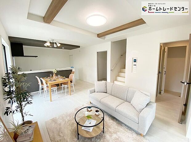 ☆Living Room☆『LDKは家族だんらんをデザイン』家族が集まり一緒の時間がすごせる工夫がされております。何気ない一日のひとコマが何者にも代えがたい宝物になることでしょう♪