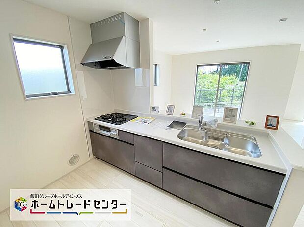 ☆System　Kitchen☆
いつもご家族と一緒に過ごせるのが対面キッチンの魅力！今日の出来事を話しながら、一緒にお料理をしながら…いつもご家族の笑顔が近くにあります。