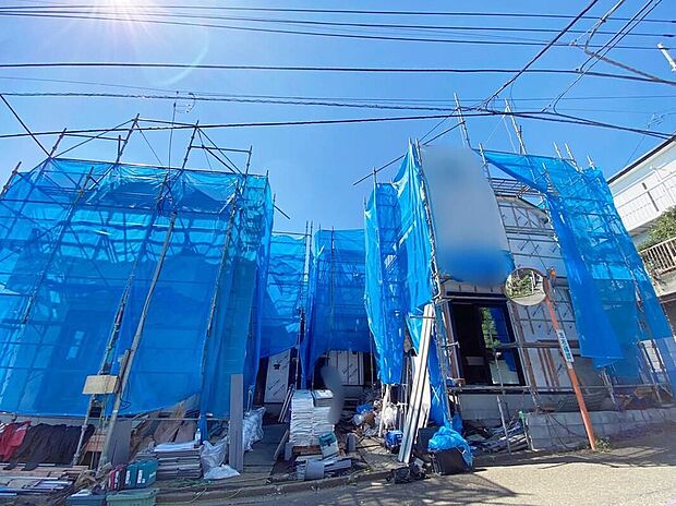 ☆前面道路含む現地写真☆前道が5ｍ以上あるので、車庫入れが苦手な方でも安心して入れられます。交通量が少ない住宅街なので雨の日でも車の走行音も気になりません。