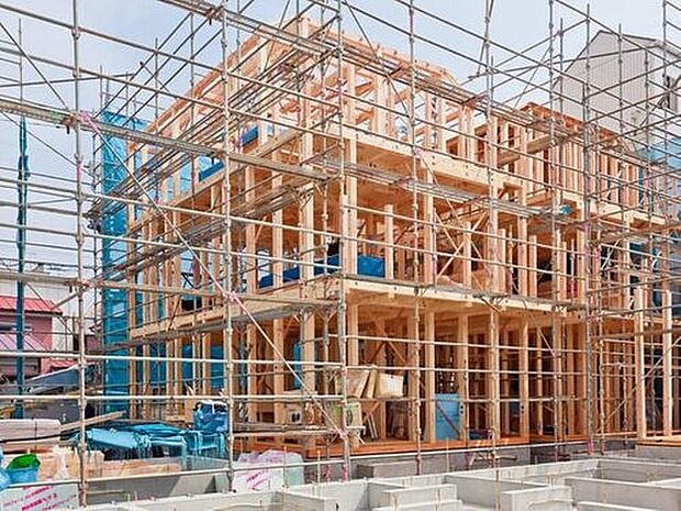 【(1) 日本の気候風土に適した「木造軸組工法」】柱、梁などの「軸組み」で構造体を作り上げています。接合部には、金物・筋かいなどで補強を行いより強度を高め、木材はプレカットにより品質のバラツキを防ぎ、安定した品質の住宅を供給しています。