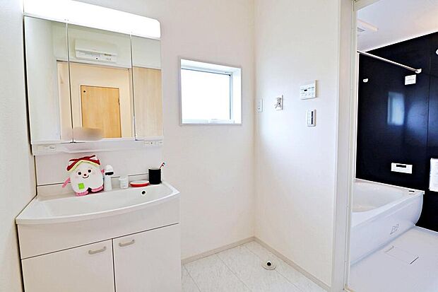 【☆Powder Room☆】十分な大きさの洗面台は収納もさる事ながら、身だしなみチェックや歯磨きなど、朝の慌ただしい時間でもホテルライクなスペースで余裕とゆとりを感じて頂けます。