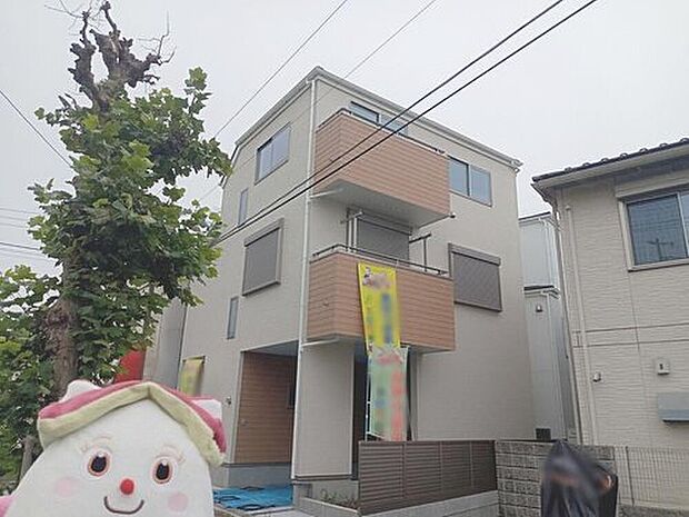 【前面道路含む現地写真】☆賃貸の更新時期が迫っている人。更新料を払うか、新しく賃貸を探して、敷金・礼金を払うか、悩ましいところ。いっそ購入してしまうのも手。家賃と同等程度の支払いで、自分の住まいを手に入れられます♪