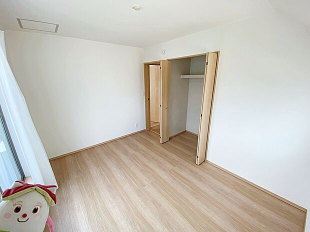 【☆Room☆】居室にはクローゼットを完備し、自由度の高い家具の配置が叶うシンプルな空間です。お子様の成長と共に必要になる子供部屋にぴったりの間取りですね。
