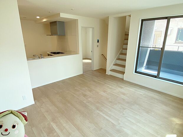 【☆Living Room☆】窓から陽光が降り注ぐリビング・ダイニング・キッチン。家族が集うにふさわしい、ゆとりある空間です♪