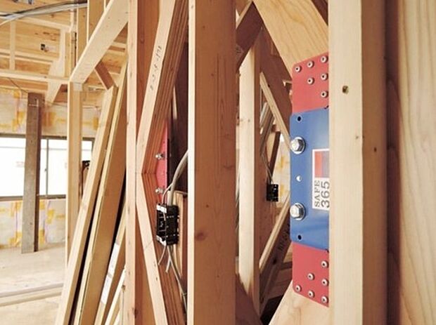 【共同開発により完成した制震装置『SAFE365』】住宅の持っている、もともとの耐震性能を維持していくために重要な役割を果たす制振装置『SAFE365』。高層ビルの制震装置にも使われている粘弾性素材を活用したもので、優れた地震エネルギーの吸収を実現します。