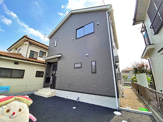 【現地外観写真】☆何万回もの『ただいま』を聞くことになるお家♪街に溶け合う美しい景観を生みだせるシンプルシックでおしゃれな外観と住み心地を考え貫いた設計!「ゆとりある落ち着いた暮らし」を叶えます♪