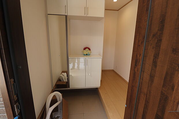 【☆Entrance☆ 】☆Entrance☆
上質感漂う玄関と廊下。居住者の帰り、訪れる方を優しく迎える・安らぎに満ちた生活空間を予感させる。健やかな暮らしを楽しめそう。