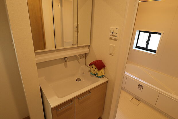 【☆Powder Room☆】☆Powder Room☆
収納スペースもバッチリなこちらの洗面化粧台。忙しい朝の時間にお役立ち!化粧品やヘアケア用品など細かな物もしっかり収納しておけるから「あれ?アレどこだっけ?」がなくなること間